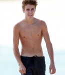 justin-bieber-shirtless-in-cabo_28729.jpg